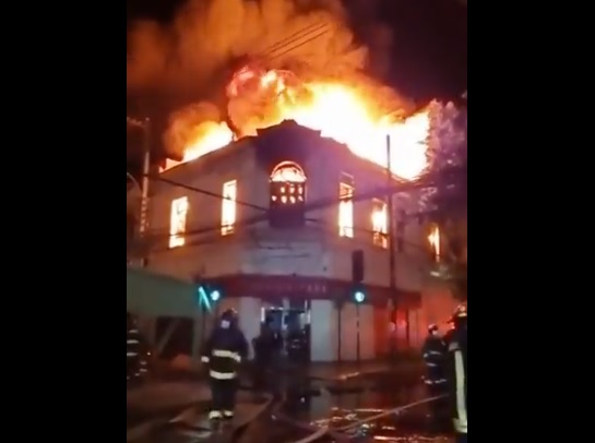 Incendio afectó edificación del casco histórico de Curicó