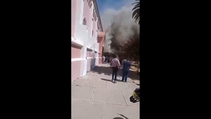 Incendio afecta a iglesia patrimonial de Pelequén en la región de O’Higgins