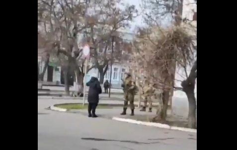  «¿Qué carajos estás haciendo aquí?»: mujer encaró a soldado ruso en medio de invasión a Ucrania