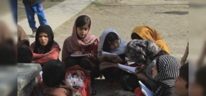 Sin poder estudiar por el veto talibán, una afgana imparte clase en un parque