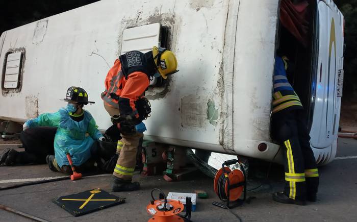 Accidente de taxibus dejó a ocho personas lesionadas en la ruta Concepción-Florida