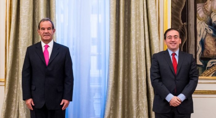«Dejó descabezado el ministerio y se mandó a cambiar»: las críticas a Allamand por asegurar su nuevo cargo en Europa y abandonar la crisis migratoria en Chile