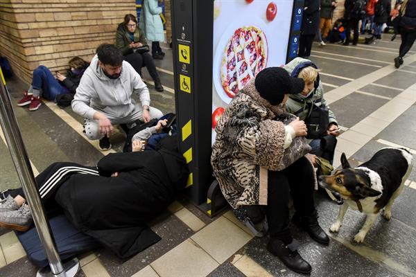 Estaciones de metro se convirtieron en refugios en medio de bombardeos rusos sobre Ucrania