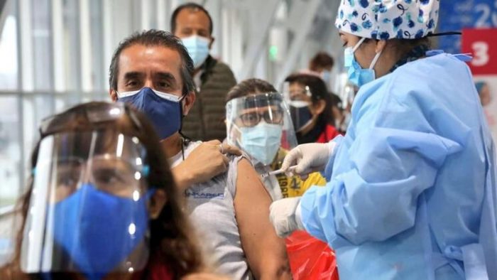 Gobierno de Piñera oficializó documentos sobre posibles efectos secundarios de la vacunación el último día de su mandato