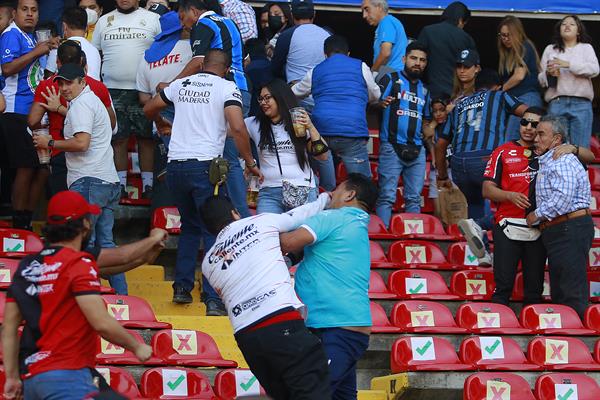 Suspenden resto de la jornada del fútbol mexicano, tras violenta trifulca en estadio