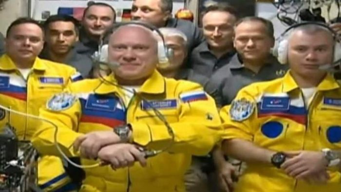 Rusia niega que los cosmonautas de la Estación Espacial Internacional se vistieran con los colores de la bandera de Ucrania