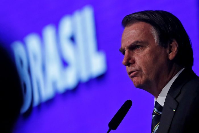 Oposición pide investigar a Bolsonaro y un ministro por favorecer evangélicos