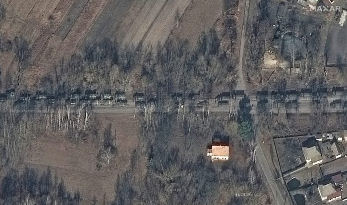 Las fuerzas terrestres rusas se acercan a Kiev con un convoy que se extiende por kilómetros
