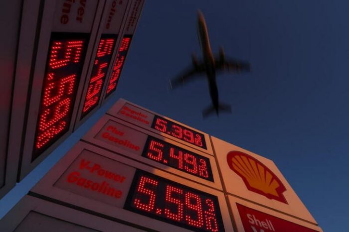 Precios de la bencina en EE.UU. se disparan al máximo desde 2008 por conflicto ruso