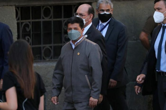 Congreso peruano aprueba abrir proceso para juicio político contra presidente Castillo