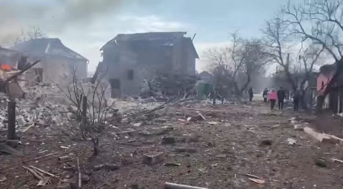 Guerra en Ucrania: en medio de negociaciones «realistas», Rusia bombardea un teatro de Mariúpol donde había refugiados