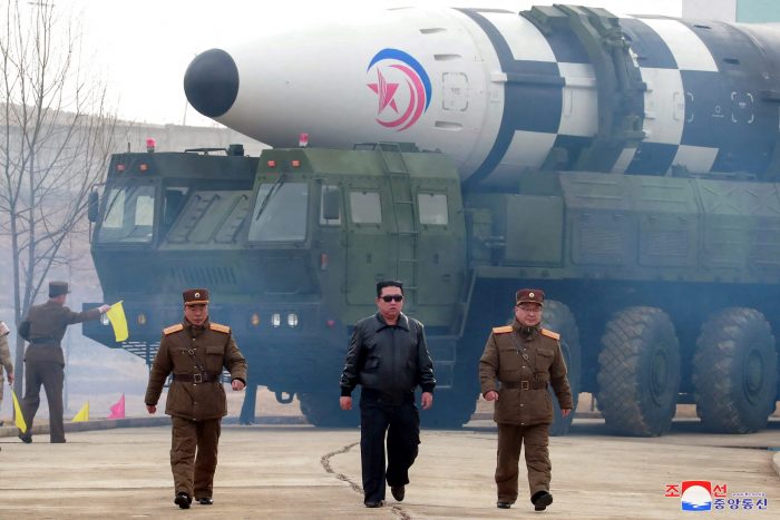 Corea del Norte muestra en TV lanzamiento de nuevo misil ante «inevitable» confrontación con «imperialistas estadounidenses»
