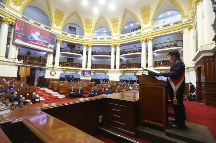 Presidente de Perú rechaza acusaciones en juicio político en Congreso