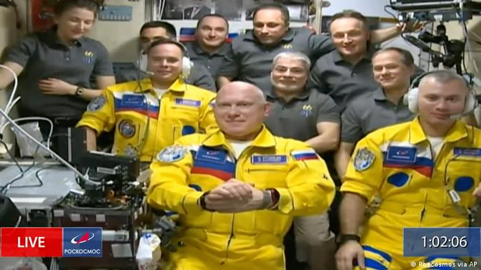 Astronautas rusos llegan a la EEI con los colores de Ucrania