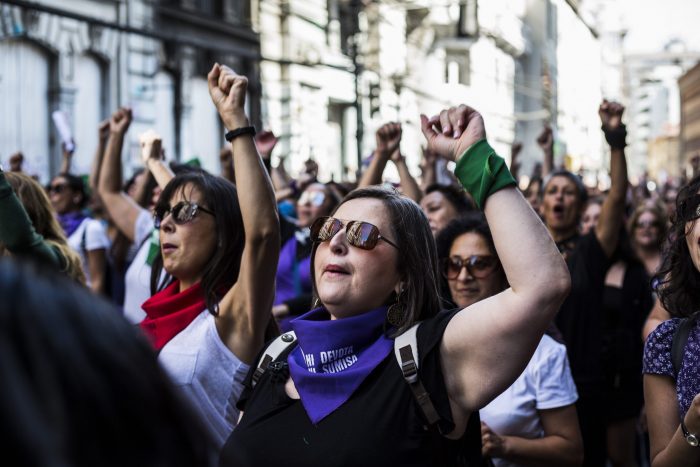 Estudio «Nuevas derechas y propaganda»: Chile entre los países con mayor contenido antifeminista en redes sociales