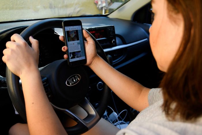 Ley «No Chat» entró en vigencia y ya comenzaron a regir las sanciones por manipular dispositivos electrónicos al conducir
