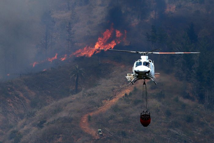 Onemi declara Alerta Roja para la comuna de Valparaíso por incendio forestal en Laguna Verde: llaman a evacuar la zona