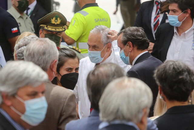 Presidente Piñera califica como «daño a la democracia» acción de mujer que le lanzó agua en La Moneda