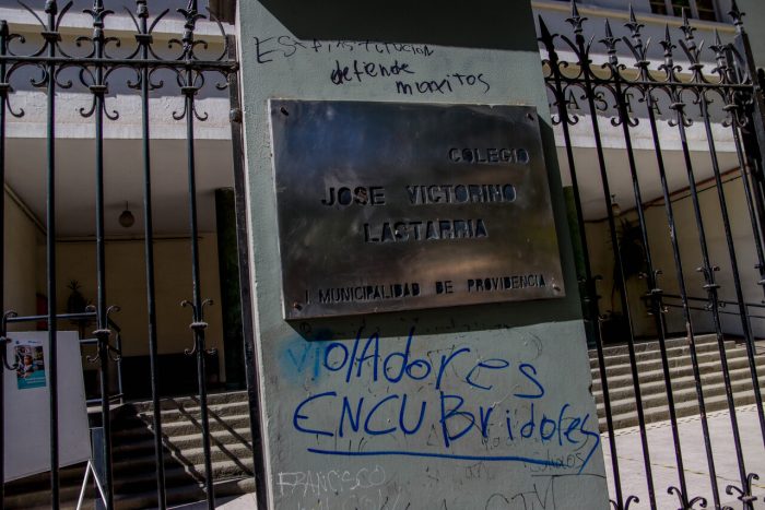 Estudiantes se manifiestan en la Alameda por casos de abuso y acoso sexual: van camino al Mineduc