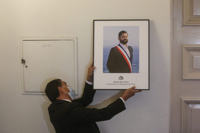 El otro cambio: descuelgan foto presidencial de Sebastián Piñera por la de Gabriel Boric en La Moneda