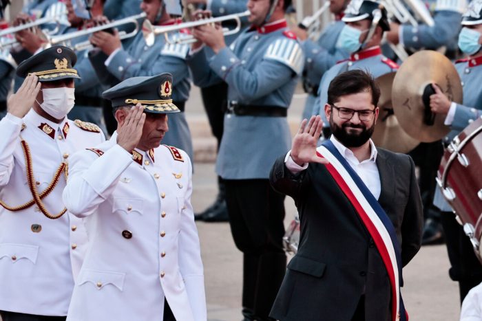 Presidente Gabriel Boric recibe honores militares y de la guardia de Palacio en La Moneda