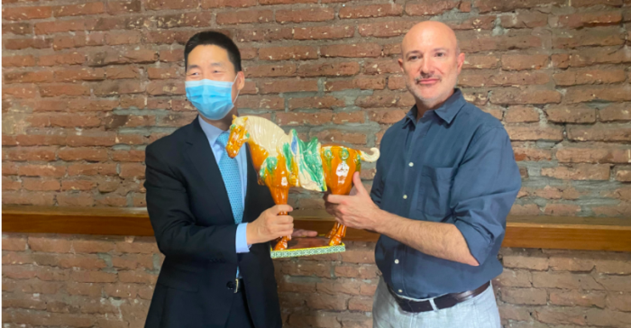 Embajador de China en Chile Niu Qingbao visita El Mostrador