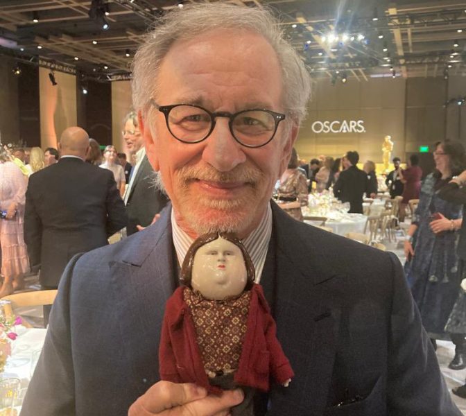 A días de los Premios Oscar, Hugo Covarrubias cuenta cómo la muñeca de «Bestia» llegó a las manos de Steven Spielberg