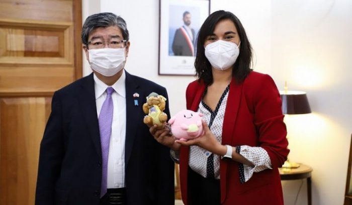 Ministra Siches recibe dos figuras de Pokémon de regalo tras reunión con el embajador de Japón: se tratan de Kangaskhan y Chansey