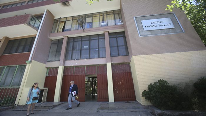 Liceo Darío Salas cierra por presencia de aguas servidas y apoderados denuncian problemas de infraestructura
