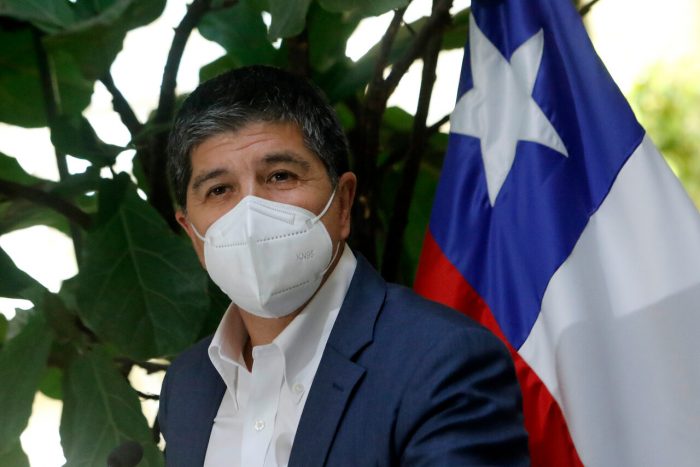 Agrupación deja lienzo contra Manuel Monsalve tras ataque incendiario en La Araucanía y subsecretario responde: «El gobierno va a seguir en la senda del diálogo”