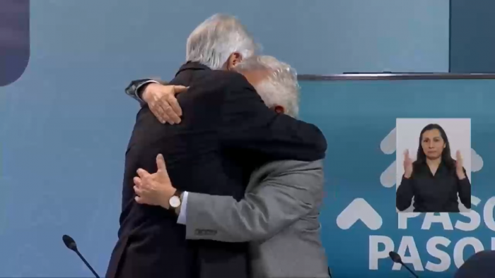 Presidente Piñera agradece públicamente al ministro Paris con un abrazo por la labor en la pandemia: «Le quiero agradecer a usted, porque ha sido un pequeño gigante»