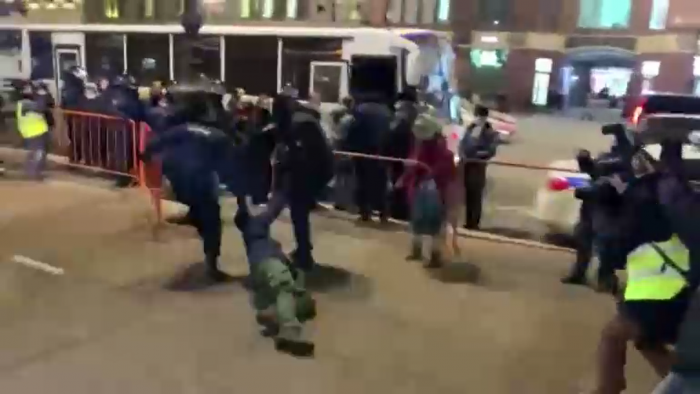 Manifestantes en contra de la guerra en Ucrania son detenidos por la policía en San Petersburgo