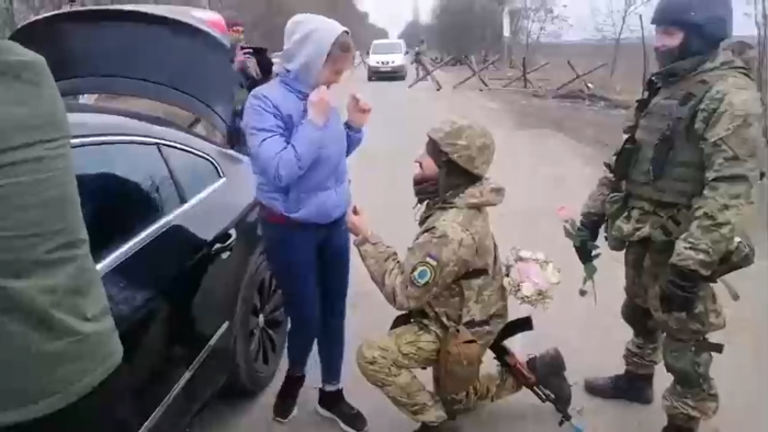Soldado ucraniano fingió un control de identidad para pedir matrimonio en medio de la crisis con Rusia