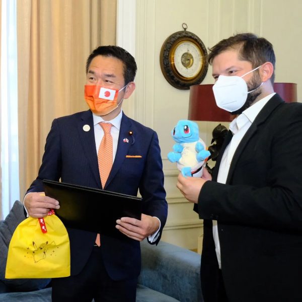 Presidente (e) Boric agradece regalo de peluche de «Squirtle» que le hizo autoridad de Japón