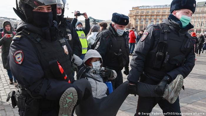 Más de 4.600 detenidos en Rusia en protestas contra invasión a Ucrania