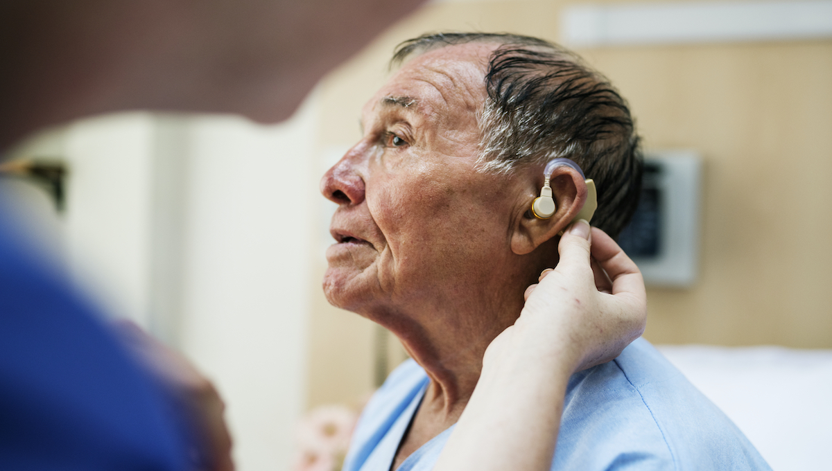 gatear si factible Estudio elevó de un 40 a un 68% la adherencia al uso de audífonos mediante  programa de rehabilitación auditiva en adultos mayores