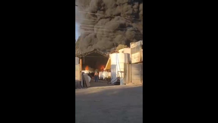 Incendio afecta a fábrica en la comuna de San Bernardo: el humo es visible en varias localidades de Santiago