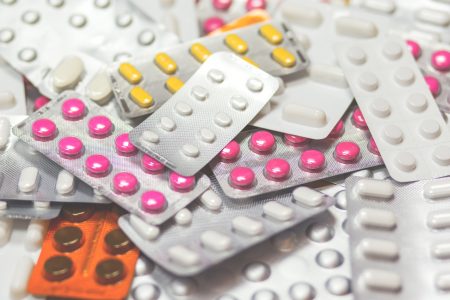 Advierten riesgos por medicamentos obtenidos en lugares no autorizados y por cambios en recetas