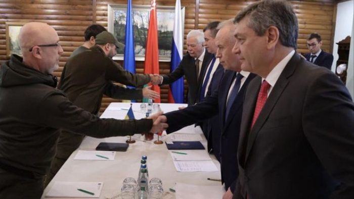 Tercera negociación Rusia-Ucrania: Moscú no reconoce avances y Kiev valora progreso por corredores humanitarios