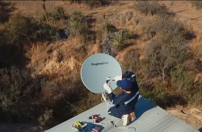 Adoptan tecnología satelital para dotar de conectividad a colegios de zonas aisladas