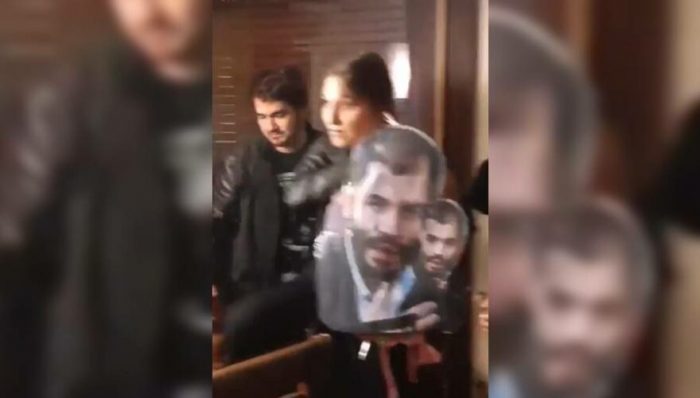 «Esto no es gracioso»: convencional Garín denuncia uso de piñata con su rostro en cumpleaños al que asistió Fernando Atria