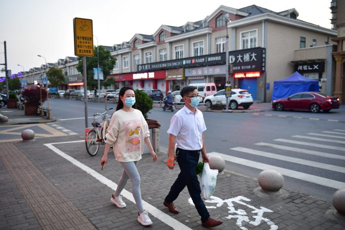 Distritos de Shanghái abren por primera vez en 2 semanas al suavizarse los controles de COVID