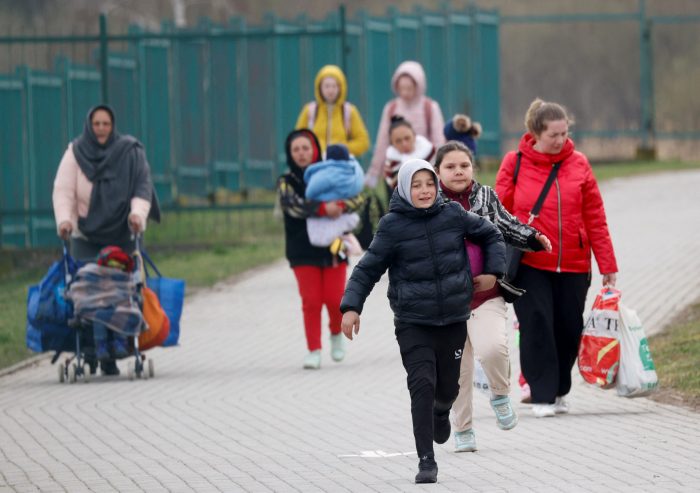 El número de refugiados que huye de la guerra de Ucrania supera los 5 millones según agencia de la ONU