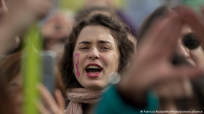 España penaliza el acoso a mujeres que acudan a clínicas para abortar