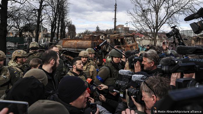 Volodimir Zelenski pide en Bucha a los medios «documentar crímenes de guerra»