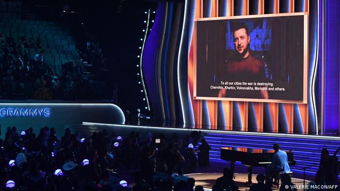 Zelenski sorprende con discurso en los Grammy: «Nuestros músicos llevan chaleco antibalas en vez de esmoquin»