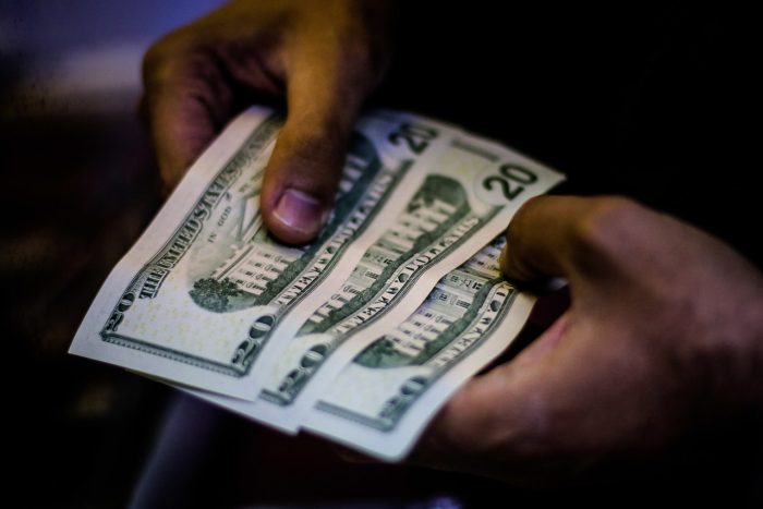 Dólar experimenta una nueva baja durante este viernes y cierra cerca de los $780