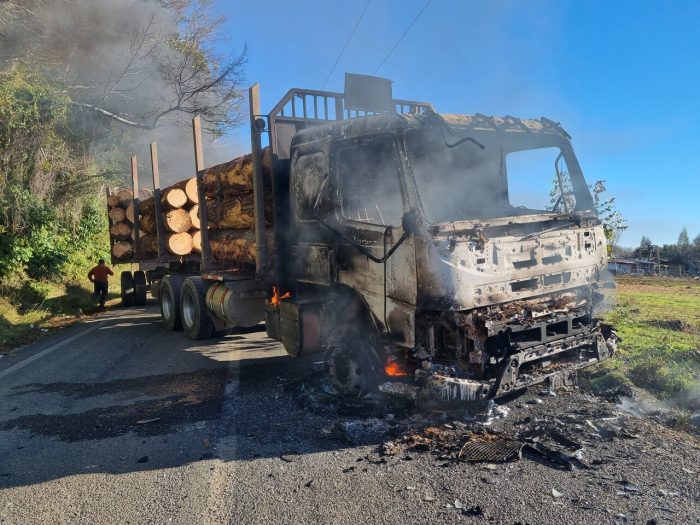 Nueva quema de camiones en La Araucanía: encapuchados perpetran ataque incendiario en Collipulli