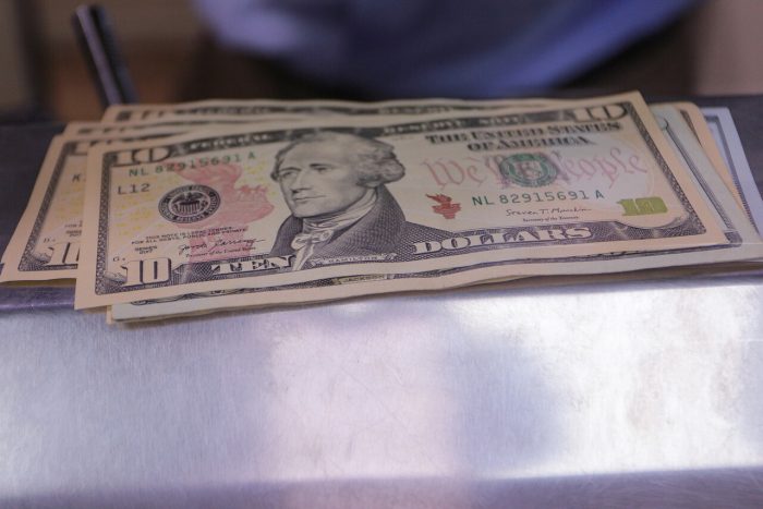 Dólar cierra cercano a los $860: mayor nivel de lo que va del año