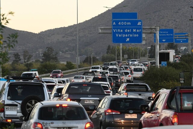 Masivo éxodo vehicular de la RM por fin de semana largo: han salido más de 246 mil vehículos desde Santiago